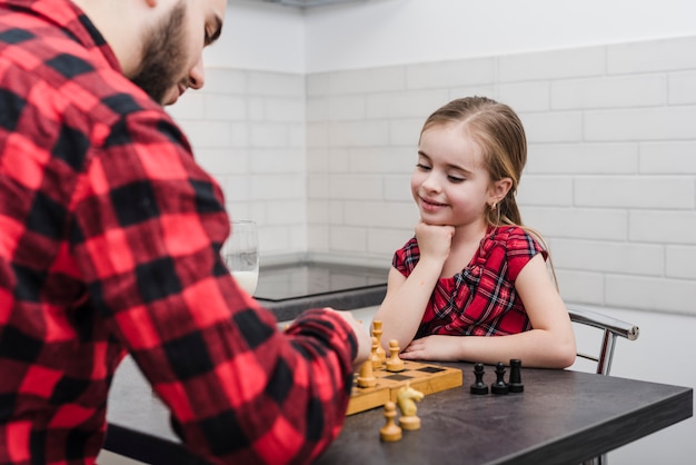 Vater und Tochter, die Schach am Vatertag spielen