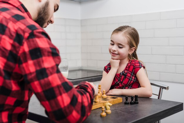 Vater und Tochter, die Schach am Vatertag spielen