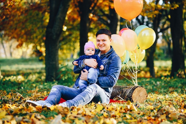 Vater und Tochter, die Spaß im Park haben