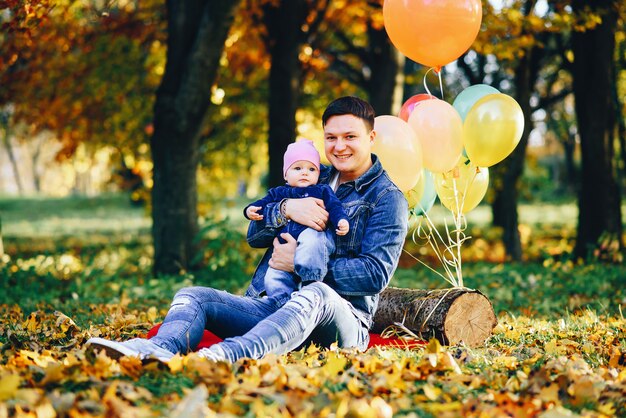 Vater und Tochter, die Spaß im Park haben