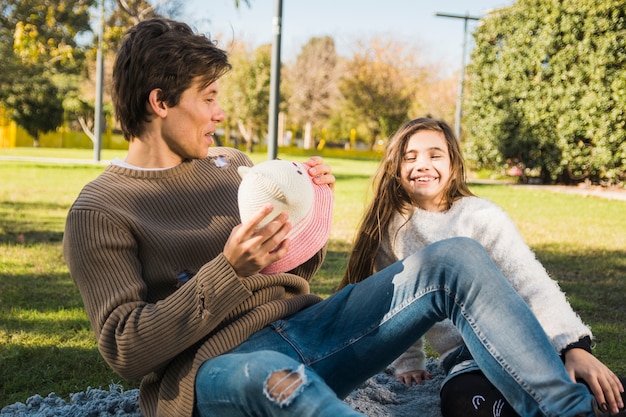 Vater und Tochter, die Spaß zusammen im Park haben