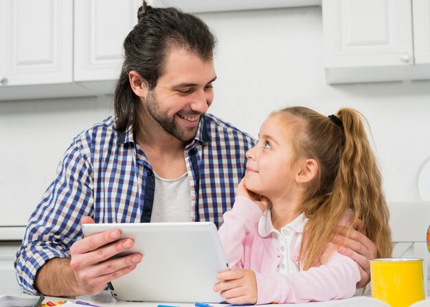 Vater und Tochter, die Tablette verwendet