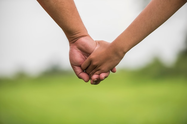 Vater und Tochter, die zusammen Hand in Hand halten