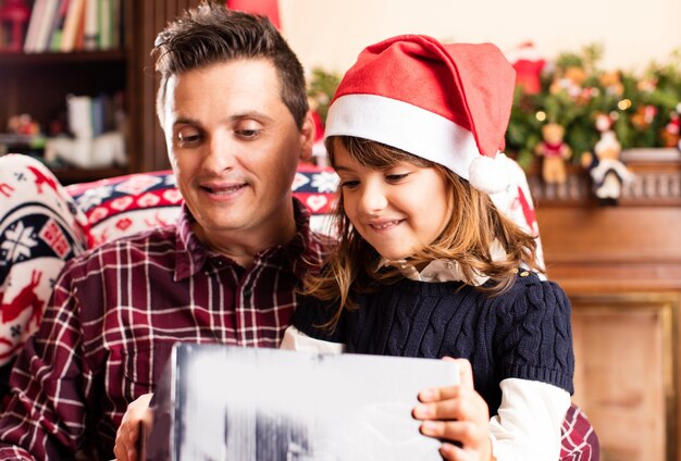 Vater und Tochter Eröffnung einer Weihnachtsgeschenke