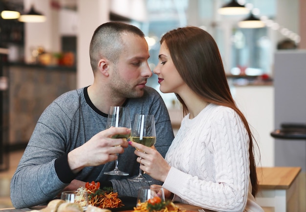 Vater und Tochter frühstücken in der Küche