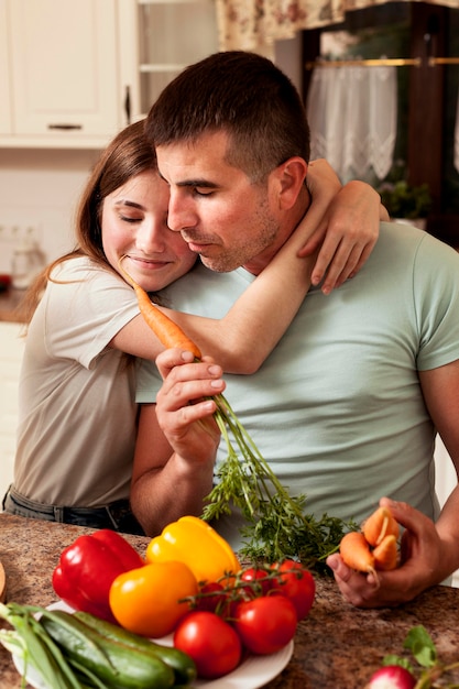 Kostenloses Foto vater und tochter in der küche bereiten essen zu