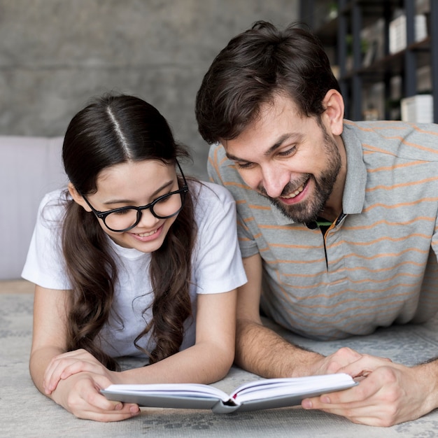 Kostenloses Foto vater und tochter lesen