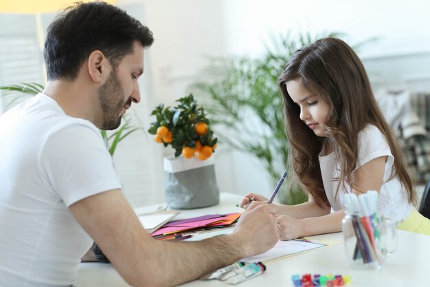 Vater und Tochter machen Hausaufgaben