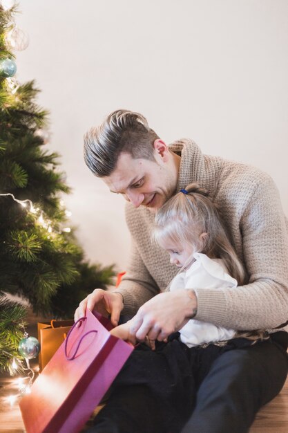Vater und Tochter mit Tasche am Weihnachten