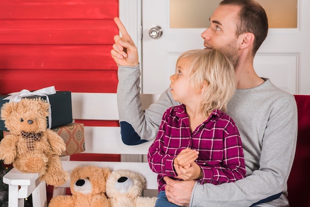 Vater und Tochter mit Teddybären