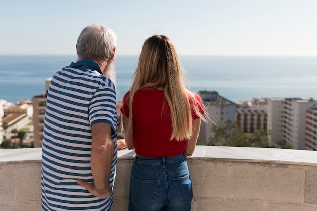 Kostenloses Foto vater und tochter schauen auf die stadt