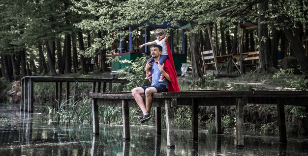 Vater und Tochter spielen einen Superhelden