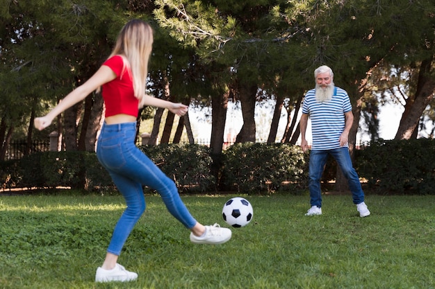 Vater und Tochter spielen Fußball