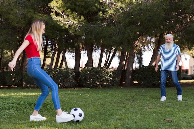 Kostenloses Foto vater und tochter spielen fußball