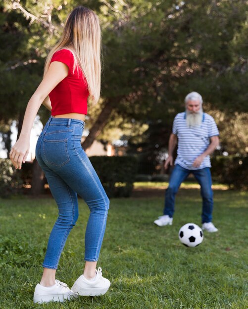 Vater und Tochter spielen Fußball