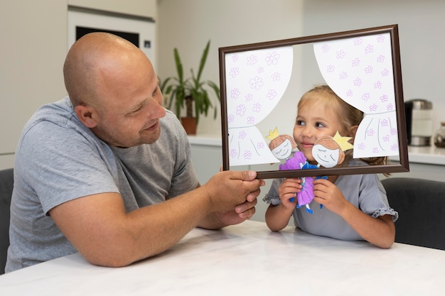 Vater und tochter spielen zu hause mit puppen