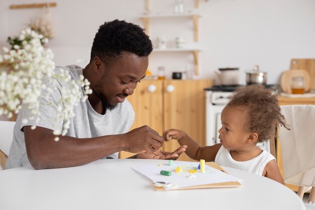 Vater und Tochter spielen zusammen