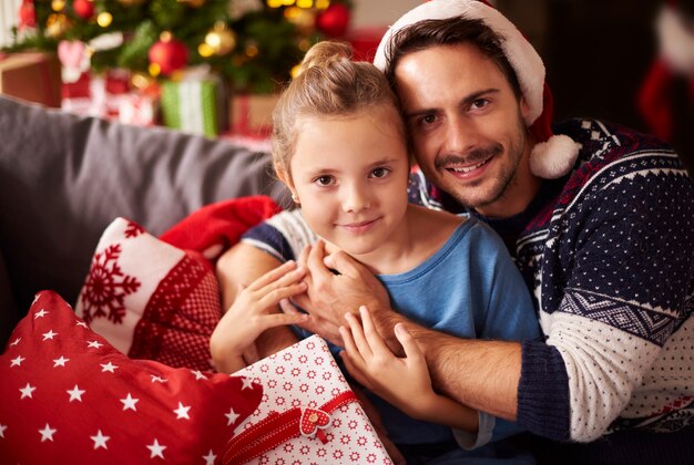 Vater und Tochter verbringen Weihnachten zusammen