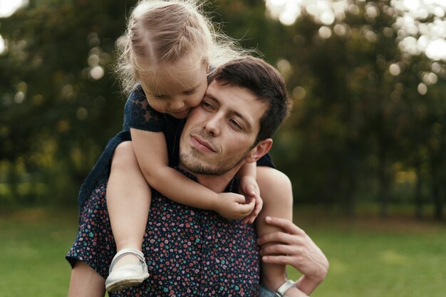 Vater und Tochter verbringen Zeit in der Natur