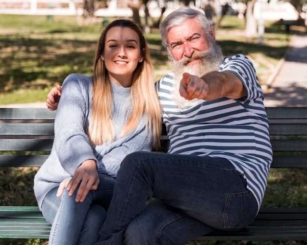 Vater und Tochter verbringen Zeit miteinander