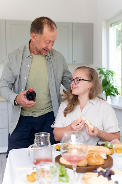 Kostenloses Foto vater und tochter verbringen zeit miteinander