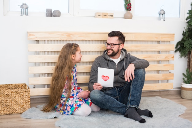 Kostenloses Foto vater und tochter zusammen am vatertag