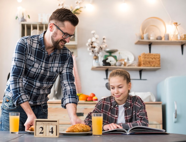 Vater und tochter zusammen auf dem frühstückstisch