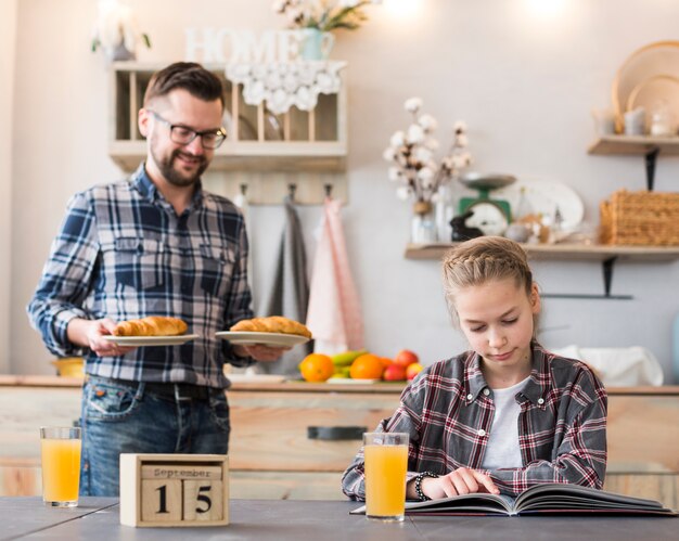 Vater und Tochter zusammen auf dem Frühstückstisch