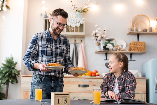 Vater und Tochter zusammen auf dem Frühstückstisch