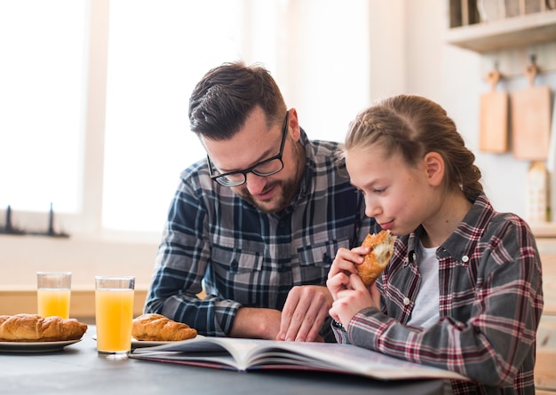 Vater und Tochter zusammen auf dem Frühstückstisch