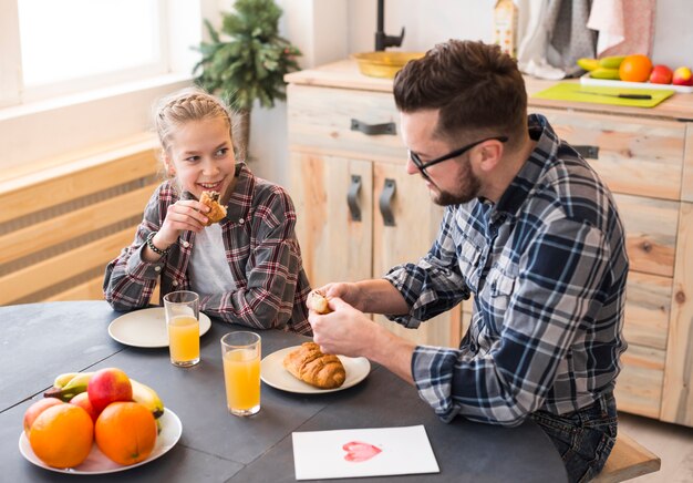 Vater und Tochter zusammen auf dem Frühstückstisch