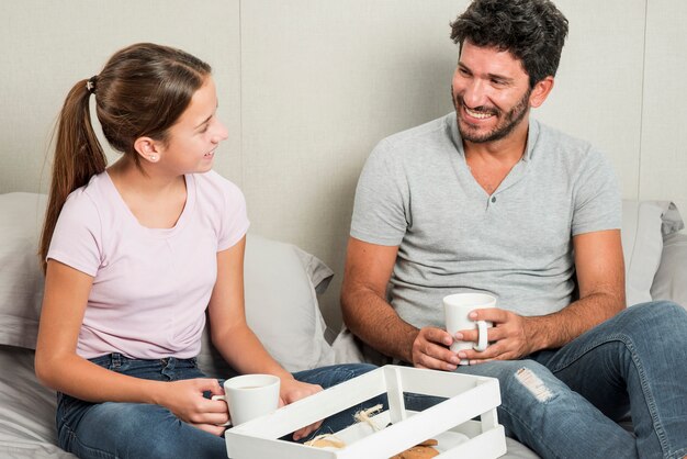 Vater und Tochter zusammen frühstücken