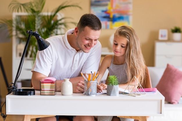 Vater und Tochter zusammen zeichnen