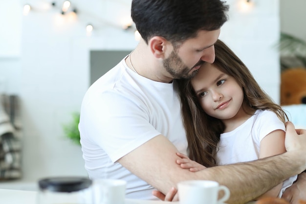 Vater und tochter zusammen zu hause