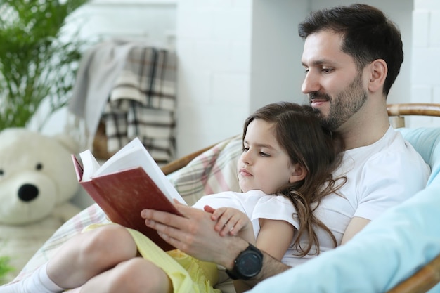 Vater und Tochter zusammen zu Hause