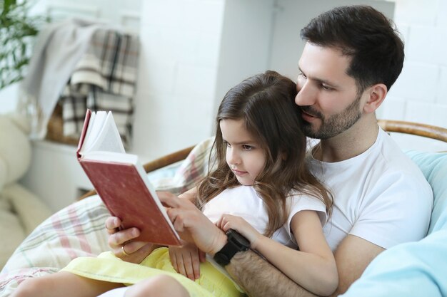 Vater und Tochter zusammen zu Hause