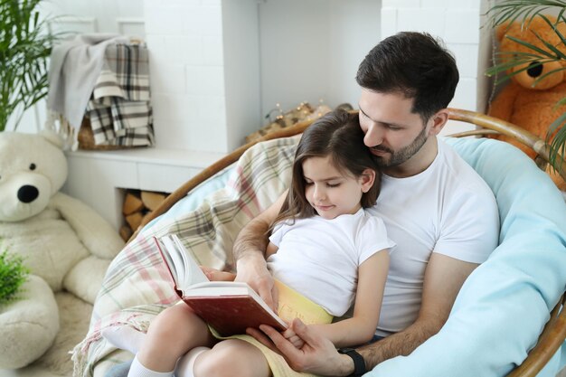 Vater und Tochter zusammen zu Hause