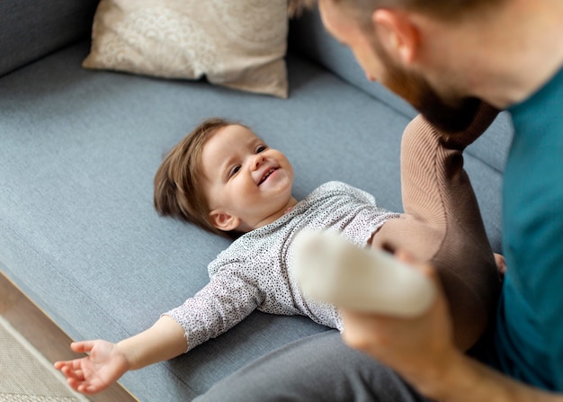 Kostenloses Foto vater verbringt zeit mit seinem kleinen mädchen