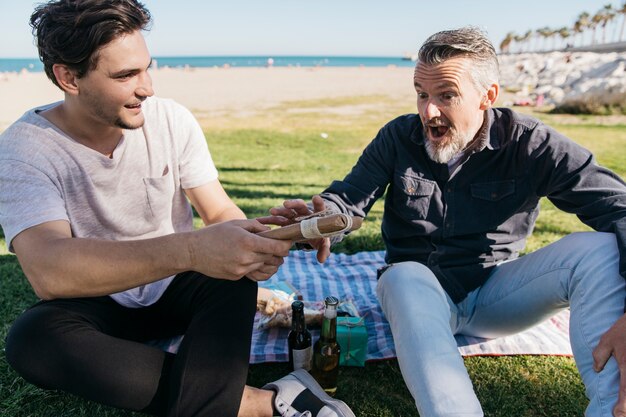 Vatertag-Konzept mit dem Sohn, der dem Vater Geschenk gibt