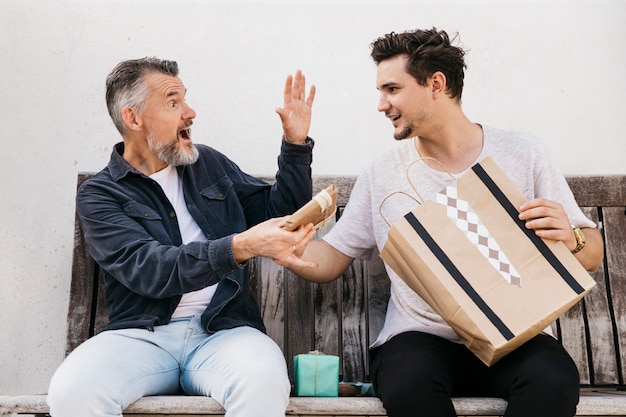 Kostenloses Foto vatertag konzept mit geschenk