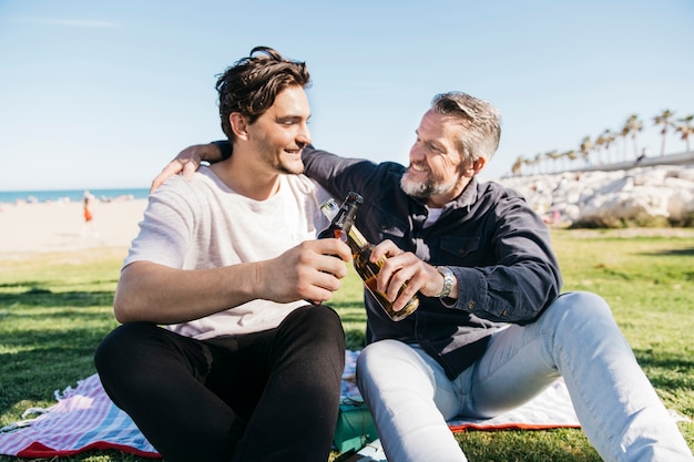 Vatertag Konzept mit Sohn und Vater Toasten