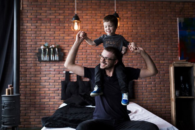Vatertag-Konzept mit Vater und Sohn auf dem Bett