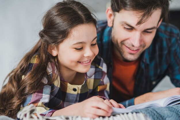 Vatertag Konzept mit Vater und Tochter lesen