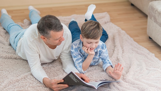 Kostenloses Foto vatertag vater und sohn lesen hohe ansicht