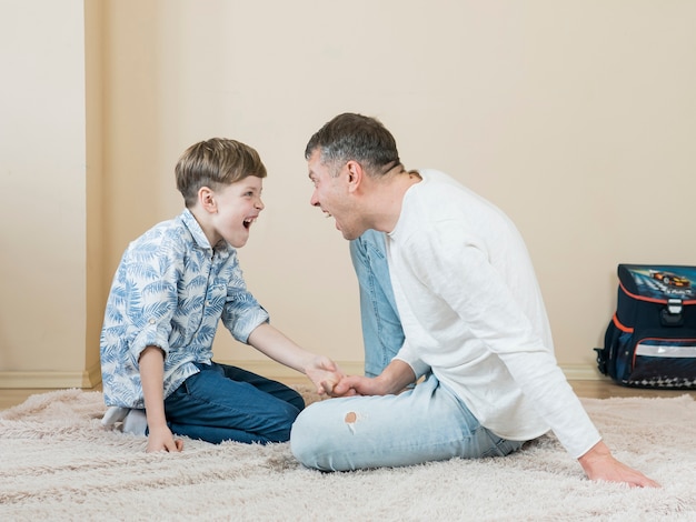 Vatertag Vater und Sohn schreien