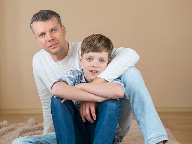 Kostenloses Foto vatertag vater und sohn verbringen zeit miteinander