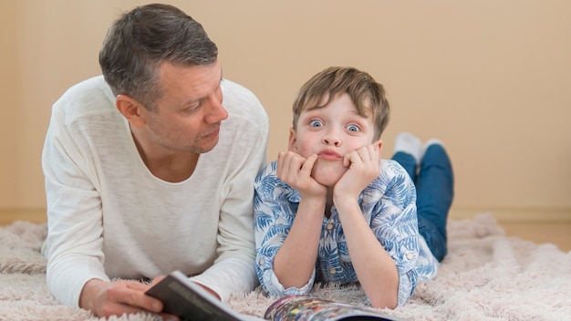 Vatertags Sohn macht lustige Gesichter