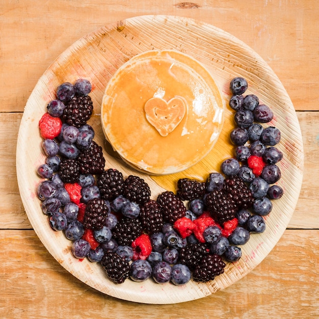 Vatertagsdessert der Draufsicht mit Pfannkuchen