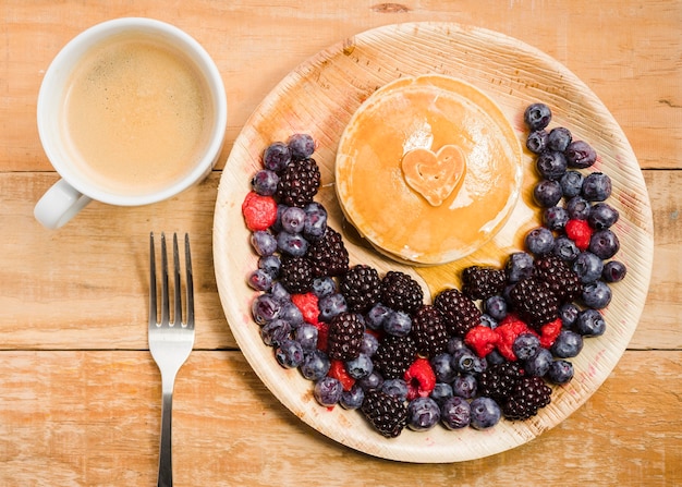 Vatertagsdessert der Draufsicht mit Pfannkuchen