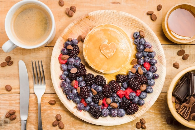 Vatertagsdessert der Draufsicht mit Pfannkuchen